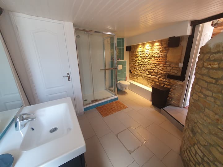 Salle de bain moderne avec douche - Gîte Le Puit Pays d'Auge